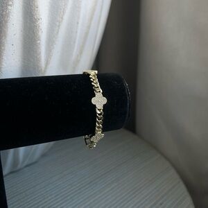 Gold curb link Bracelet with pavé clovers - 7 inches